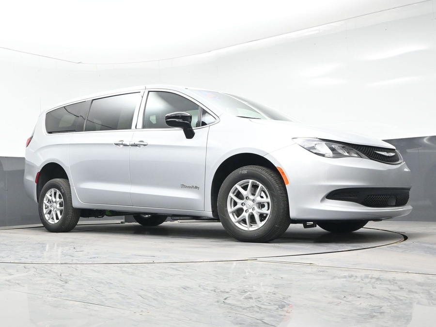 Silver Chrysler Voyager image number 17