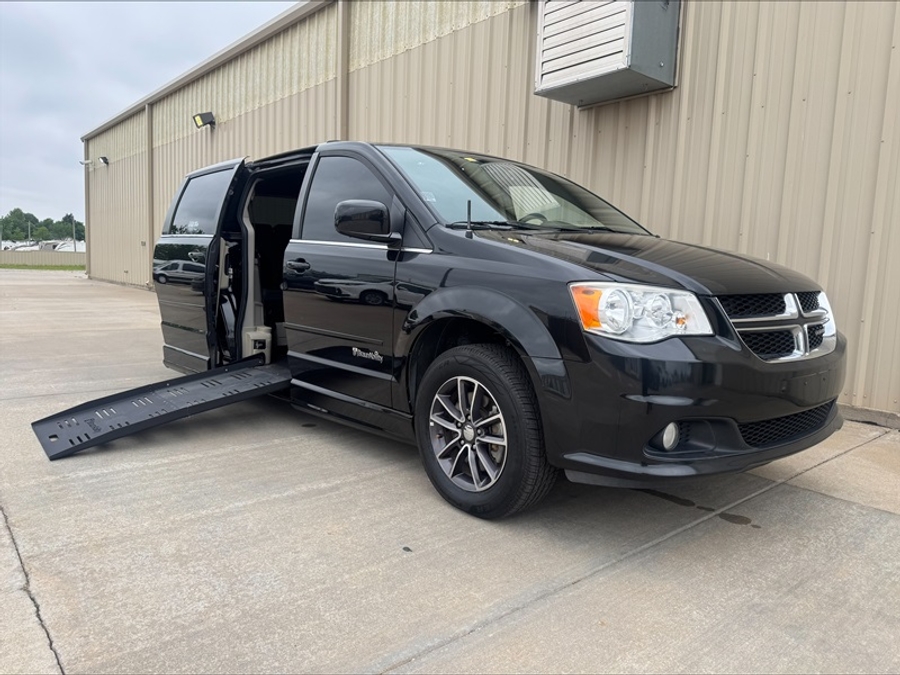 Used 2017 Dodge Grand Caravan SXT - BraunAbility Side Entry Entry Fold Out Automatic Ramp