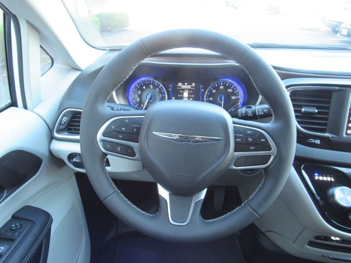White Chrysler Voyager image number 16