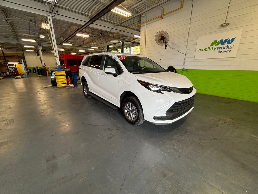 White Toyota Sienna image number 7