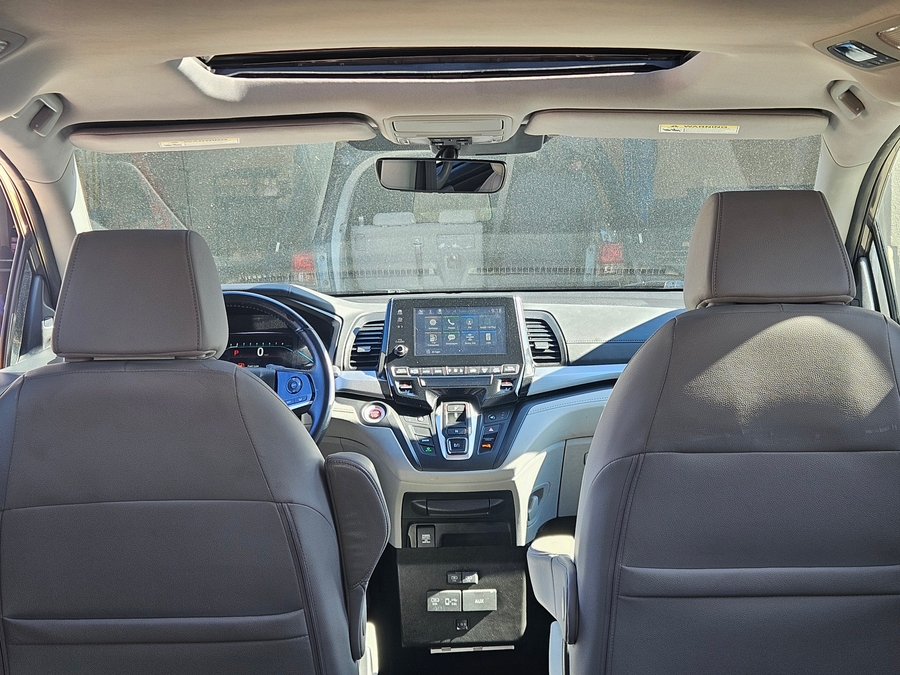 Grey Honda Odyssey image number 9