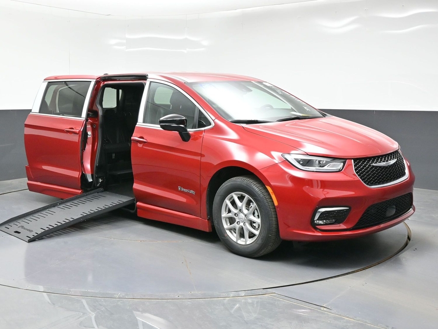 2026 Chrysler Pacifica Select's photo