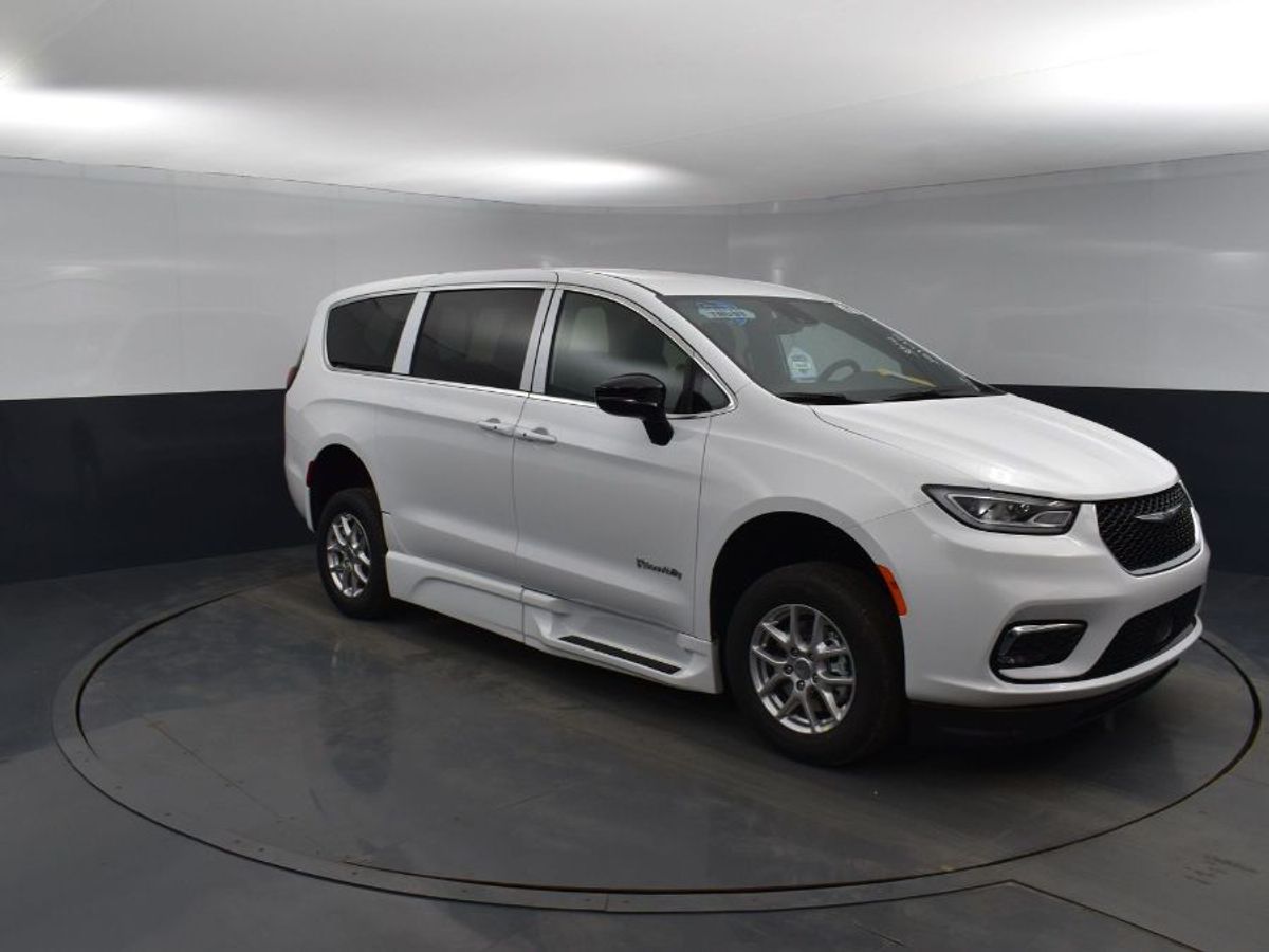 2024 Chrysler Pacifica Touring - Photo 10