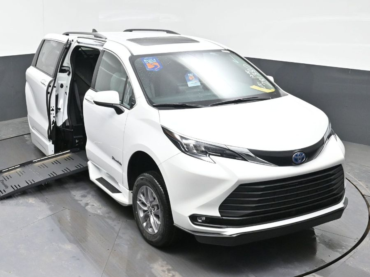 2025 TOYOTA SIENNA - Image 24