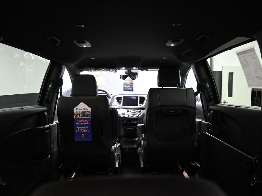 New 2025 Chrysler Pacifica Select Safety - BraunAbility Side Entry Entry Fold Out Automatic Ramp