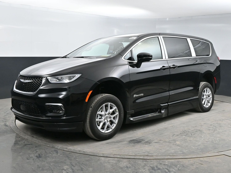 New 2026 Chrysler Pacifica Select Safety - BraunAbility Side Entry Entry Fold Out Automatic Ramp