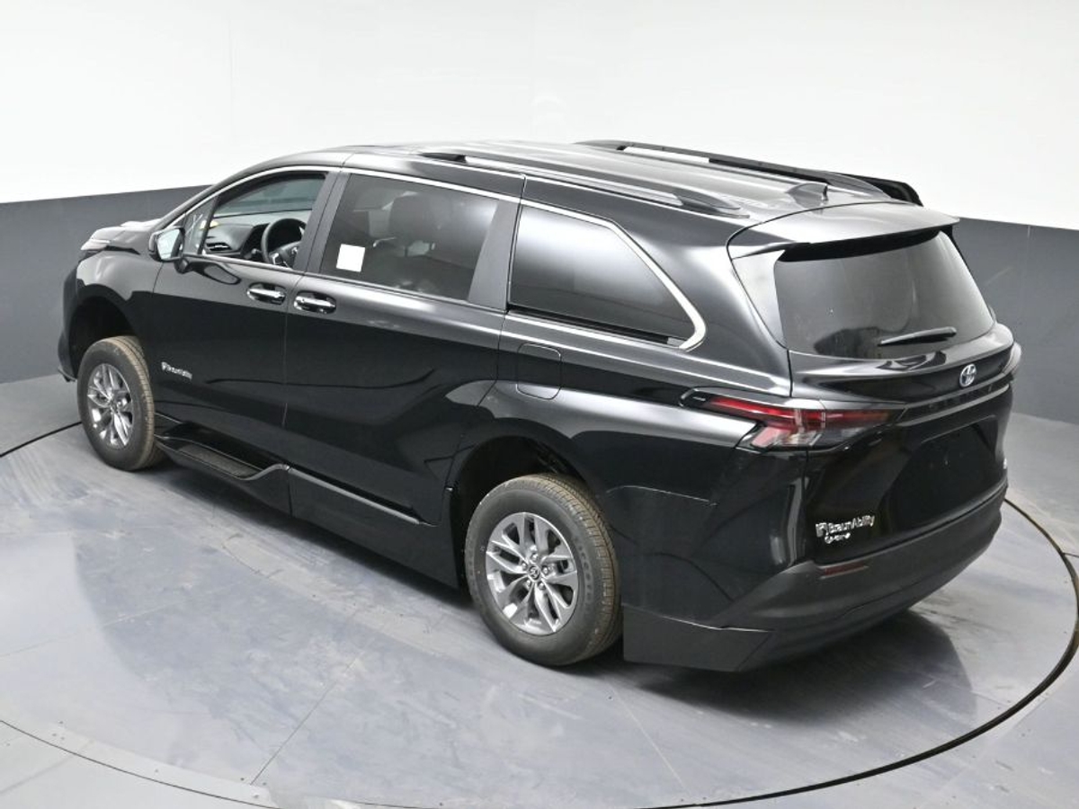 2025 TOYOTA SIENNA - Image 17