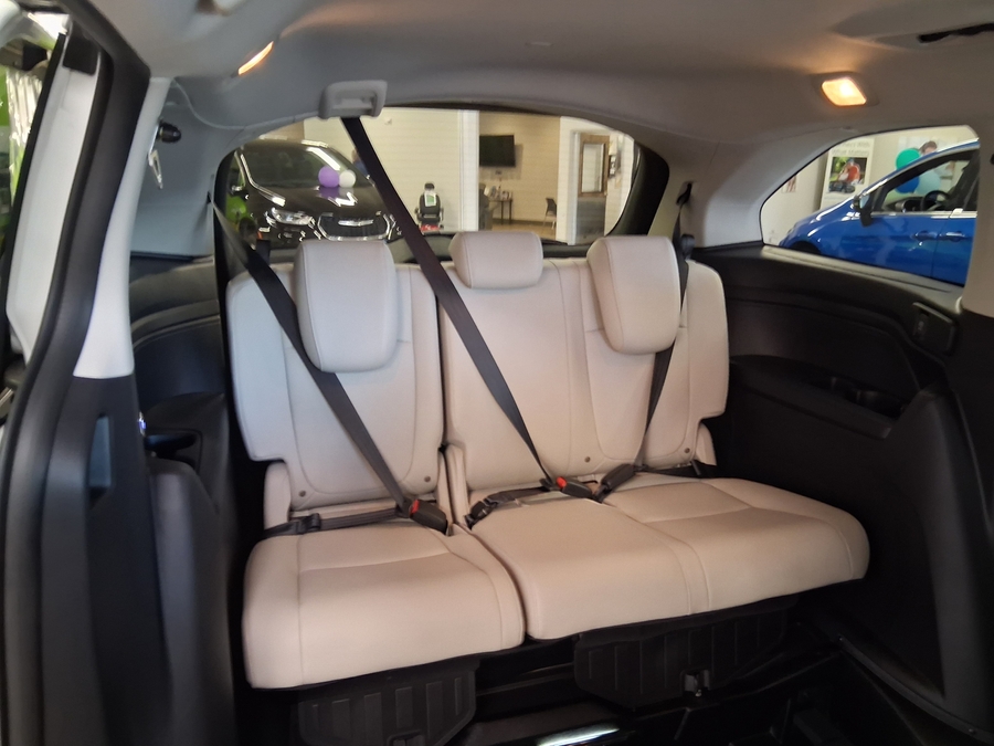 White Honda Odyssey image number 15