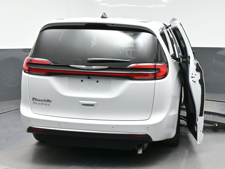 White Chrysler Pacifica image number 3