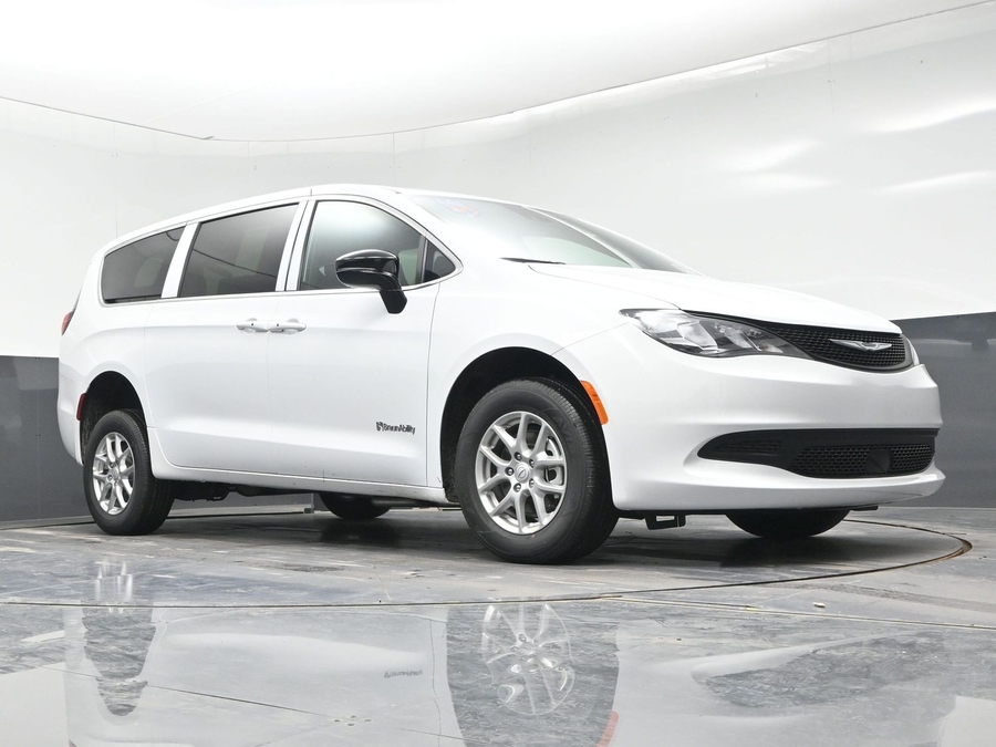 White Chrysler Voyager image number 17