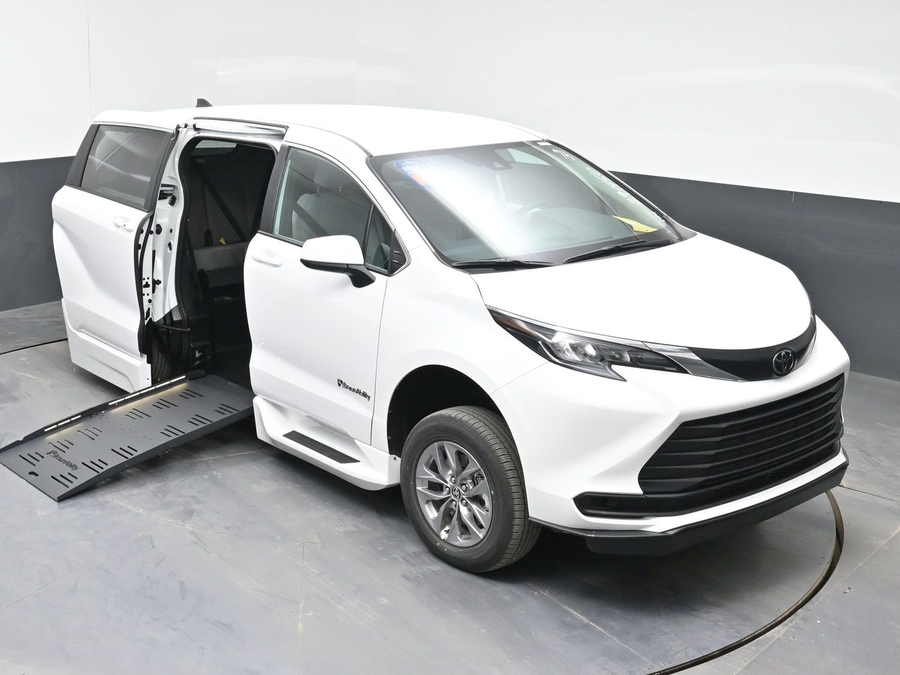 New 2026 Toyota Sienna Hybrid LE - BraunAbility Side Entry Entry Fold Out Automatic Ramp