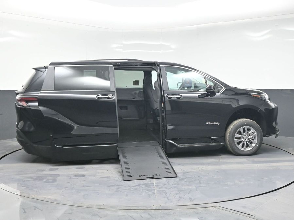 Black Toyota Sienna image number 7