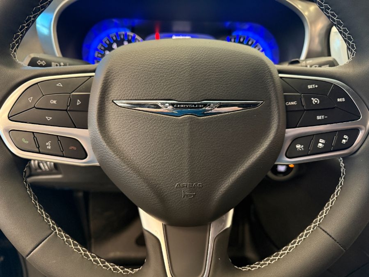 Black Chrysler Pacifica image number 16