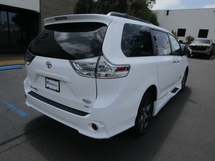 Used 2017 Toyota Sienna SE - BraunAbility Side Entry Entry In Floor Automatic Ramp