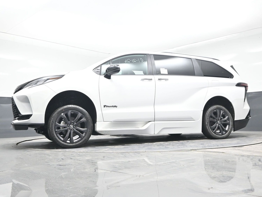 New 2025 Toyota Sienna Hybrid XSE Sport - BraunAbility Side Entry Entry Fold Out Automatic Ramp