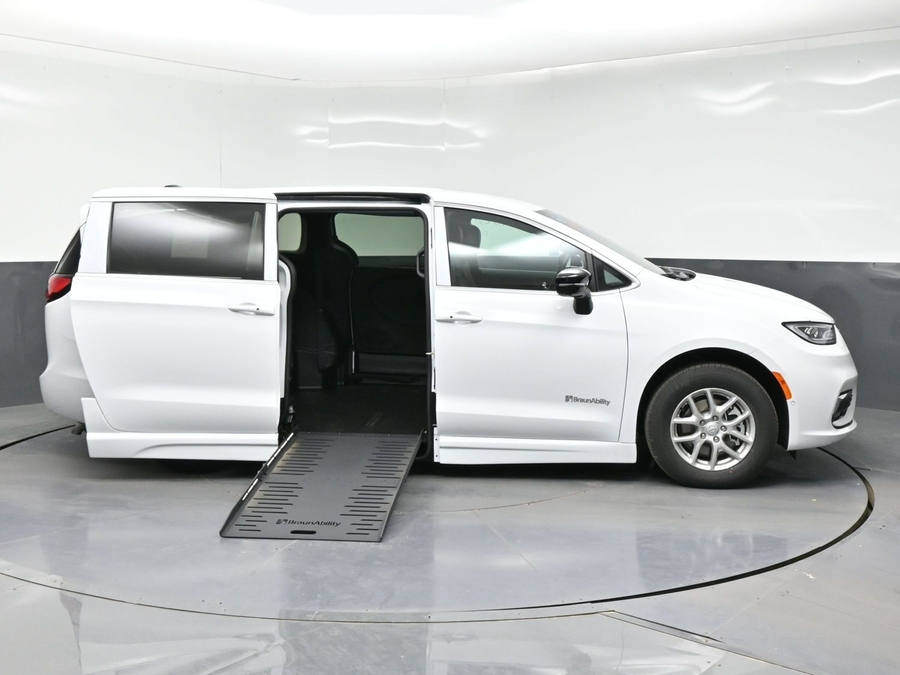 White Chrysler Pacifica image number 5