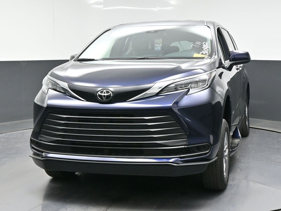 New 2026 Toyota Sienna Hybrid LE - BraunAbility Side Entry Fold Out Automatic Ramp