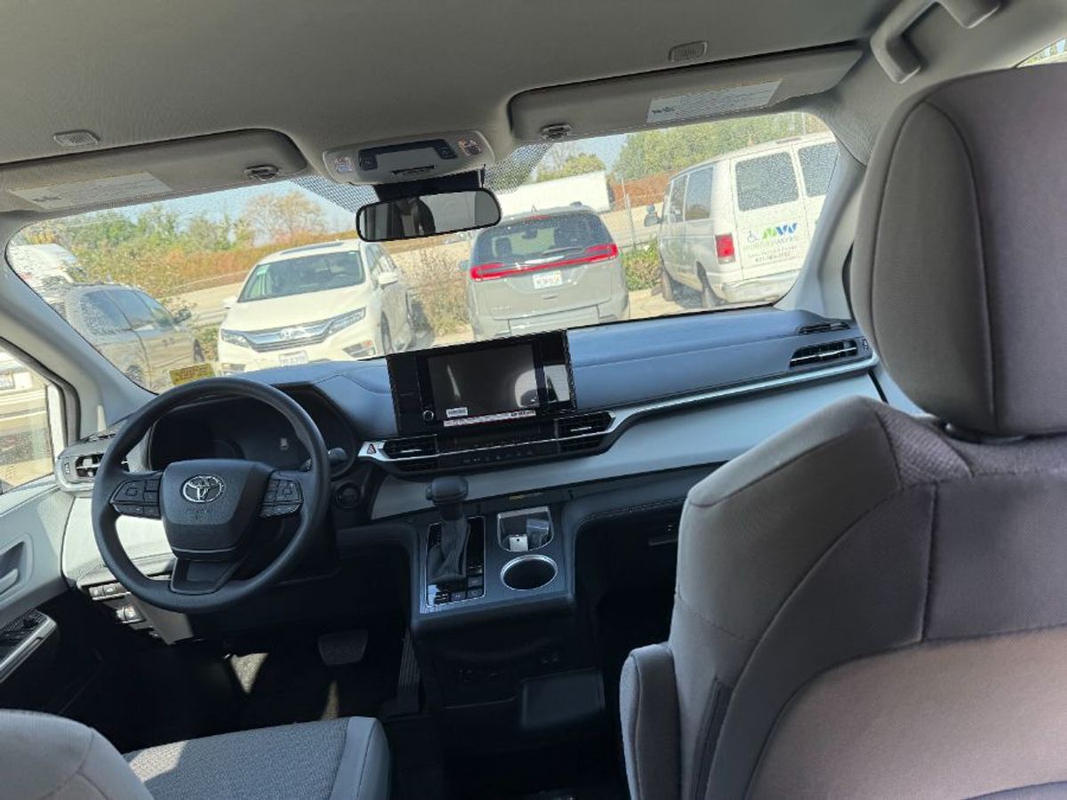 White Toyota Sienna image number 5