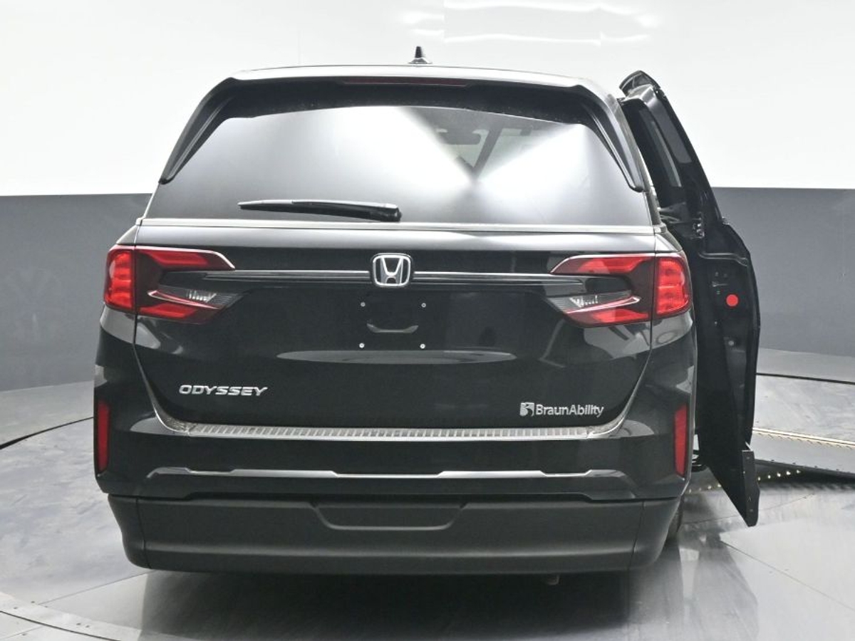 Black Honda Odyssey image number 5