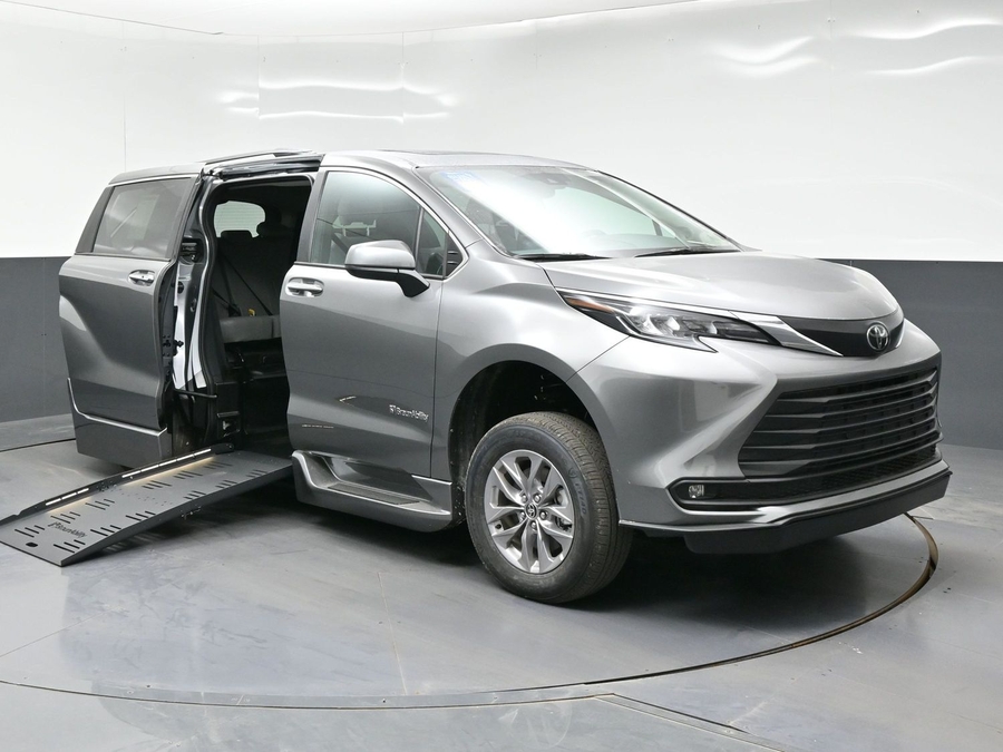 New 2026 Toyota Sienna Hybrid XLE Add - BraunAbility Side Entry Fold Out Automatic Ramp
