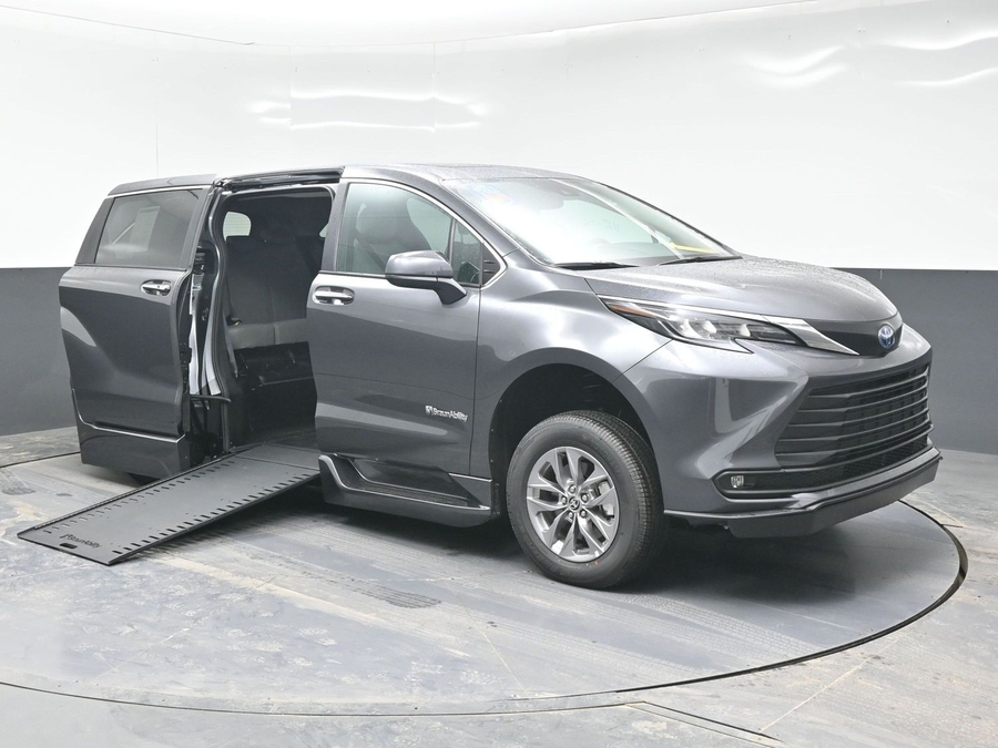New 2025 Toyota Sienna Hybrid XLE Base - BraunAbility Side Entry Entry In Floor Automatic Ramp