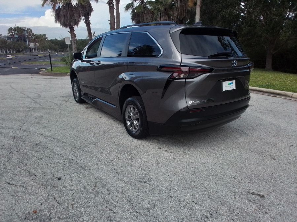2023 TOYOTA SIENNA - Image 3