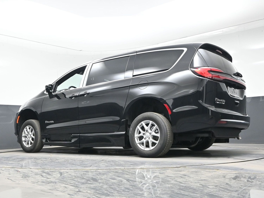 Black Chrysler Pacifica image number 16