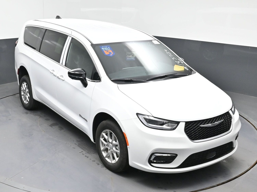 White Chrysler Pacifica image number 21