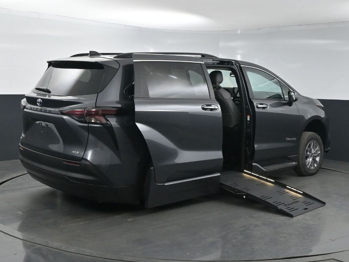 2025 TOYOTA SIENNA - Image 8