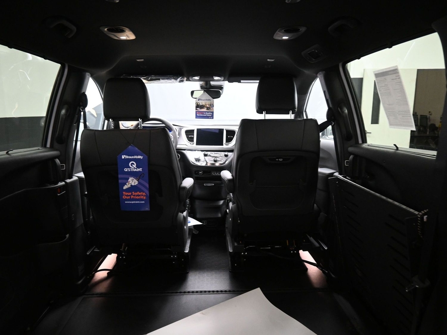 White Chrysler Pacifica image number 14