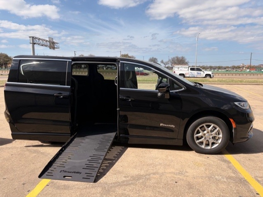 Black Chrysler Pacifica image number 3