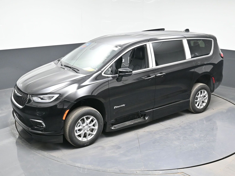 Black Chrysler Pacifica image number 23
