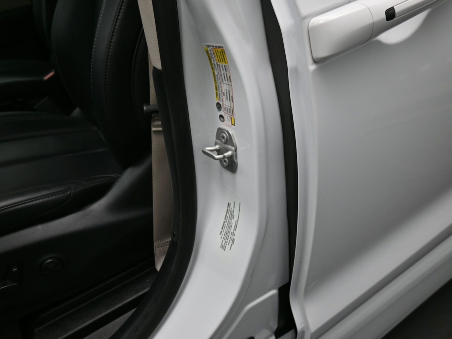 White Chrysler Pacifica image number 16