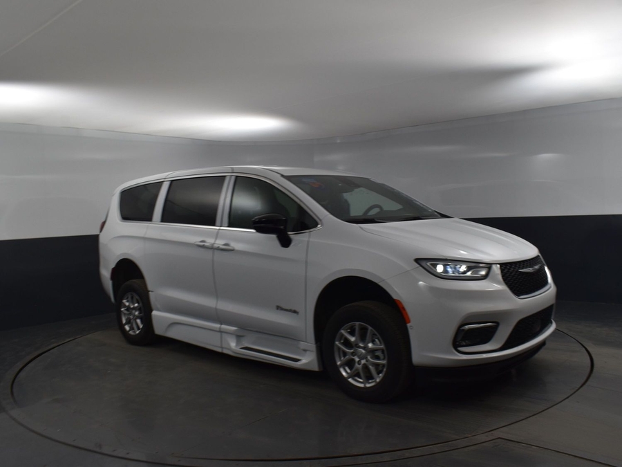 New 2025 Chrysler Pacifica Select Safety - BraunAbility Side Entry Entry Fold Out Automatic Ramp