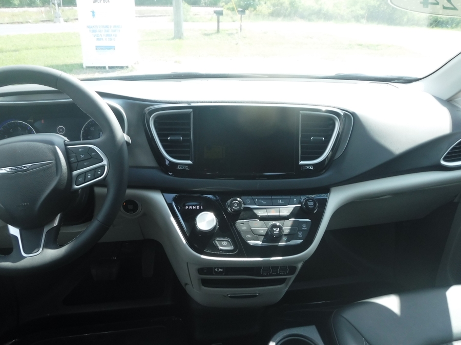 White Chrysler Pacifica image number 9