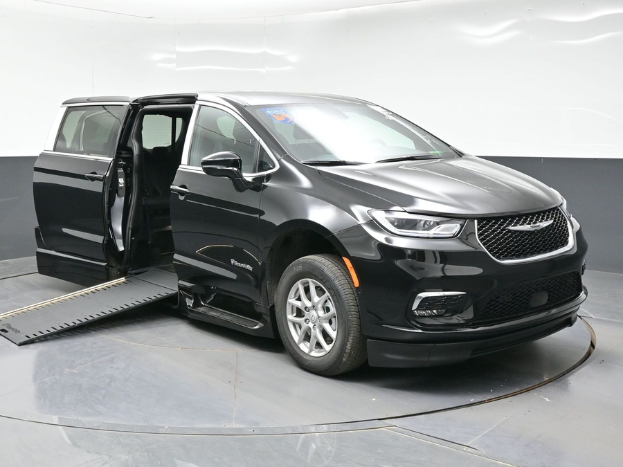 2026 Chrysler Pacifica Select's photo