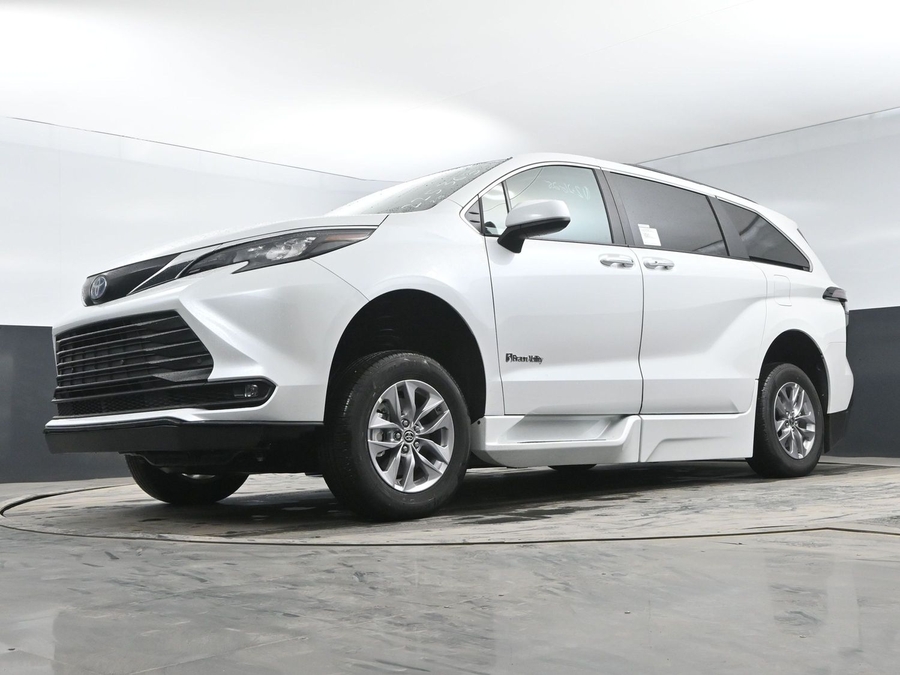 New 2025 Toyota Sienna Hybrid XLE Plus - BraunAbility Side Entry Entry Fold Out Automatic Ramp