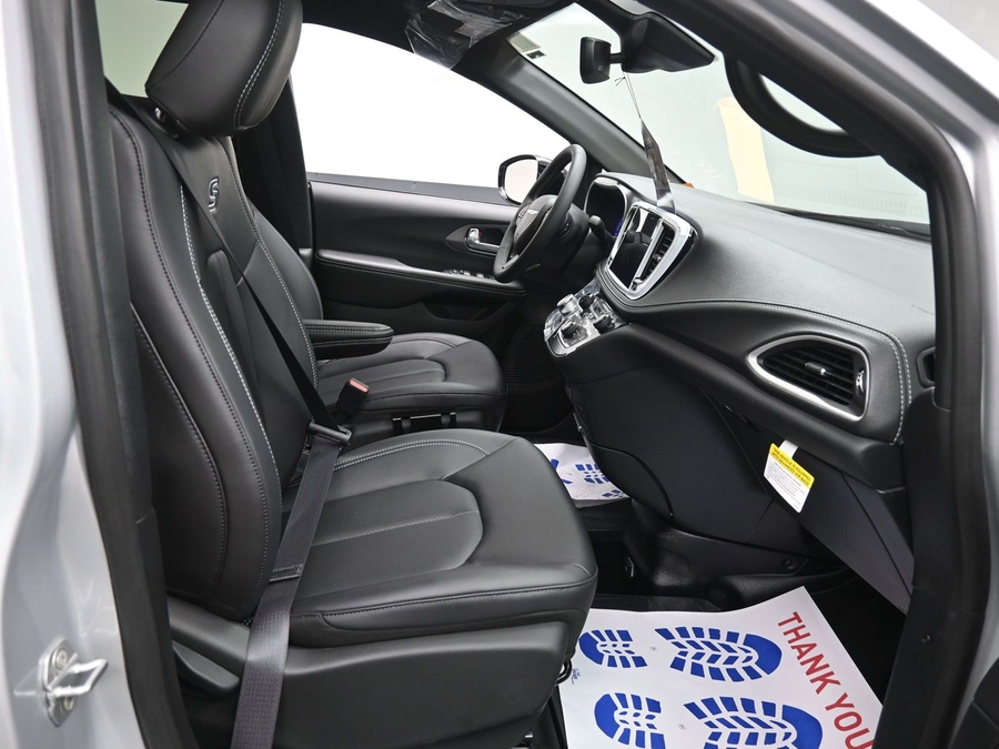 New 2026 Chrysler Pacifica Select Sport - BraunAbility Side Entry In Floor Automatic Ramp