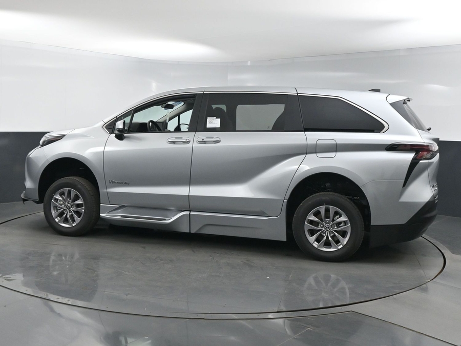 New 2025 Toyota Sienna Hybrid LE - BraunAbility Side Entry Entry Fold Out Automatic Ramp