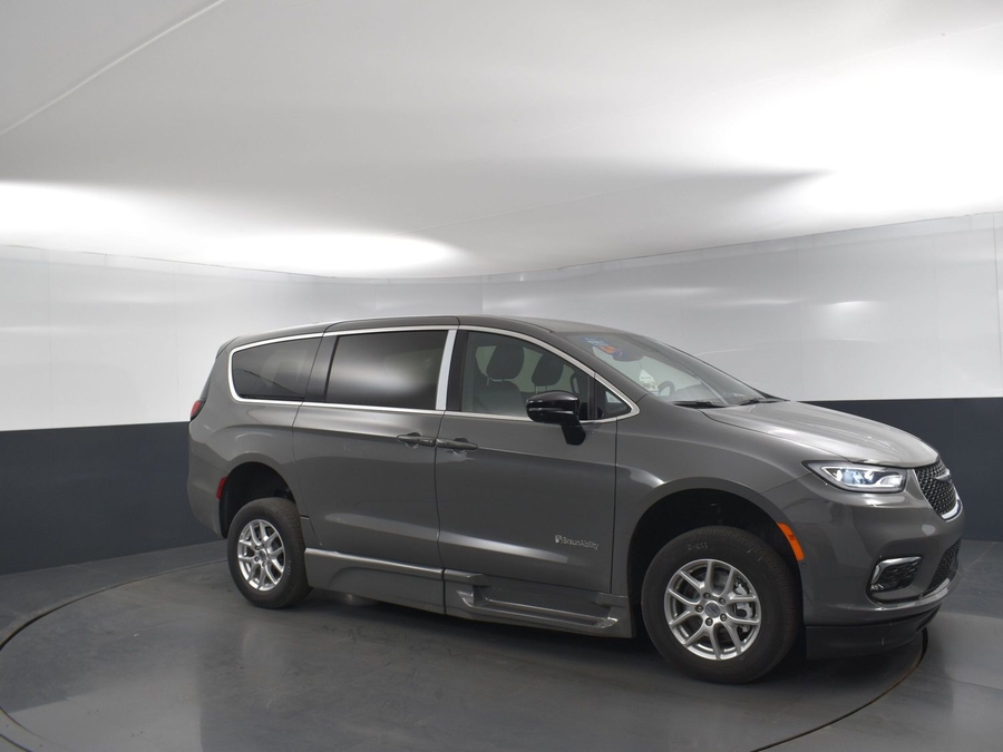 New 2025 Chrysler Pacifica Select Safety - BraunAbility Side Entry Entry Fold Out Automatic Ramp