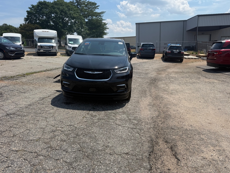 Black Chrysler Pacifica image number 9