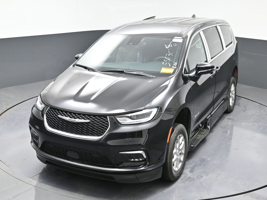 New 2025 Chrysler Pacifica Select Safety - BraunAbility Side Entry Entry Fold Out Automatic Ramp