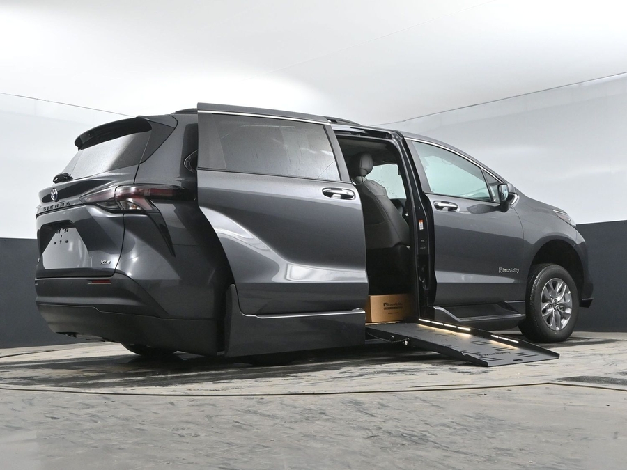 New 2025 Toyota Sienna Hybrid XLE PLUS - BraunAbility Side Entry Entry Fold Out Automatic Ramp