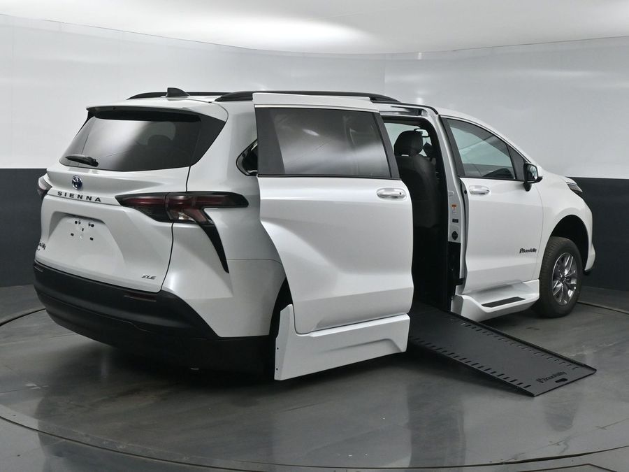 New 2025 Toyota Sienna Hybrid XLE Plus - BraunAbility Side Entry Entry In Floor Automatic Ramp