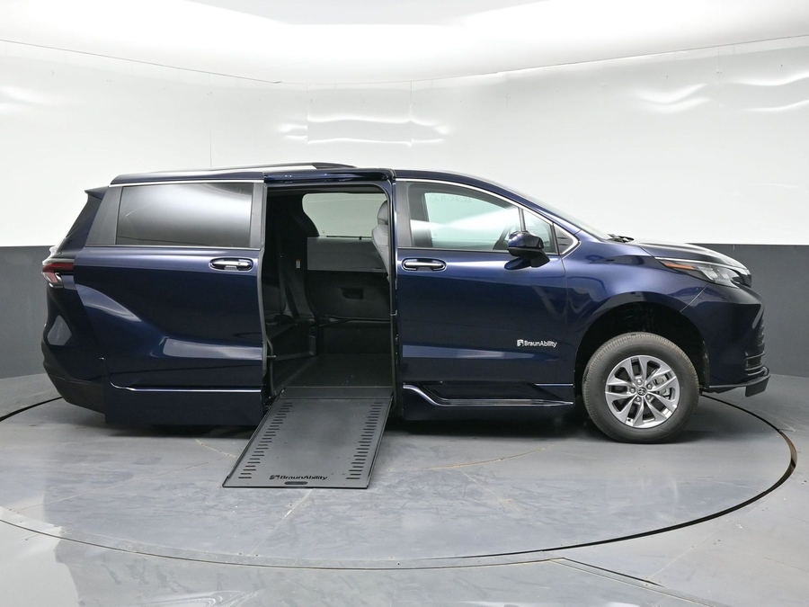 New 2026 Toyota Sienna Hybrid XLE Base - BraunAbility Side Entry In Floor Automatic Ramp