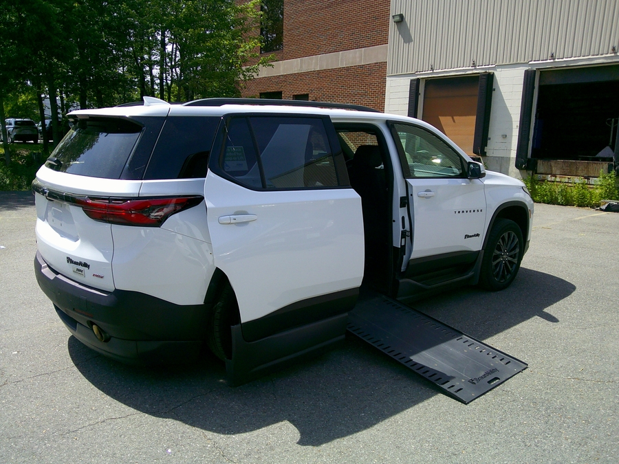 2023 Chevrolet Traverse RS - Photo 2