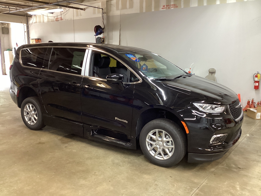 Black Chrysler Pacifica image number 4