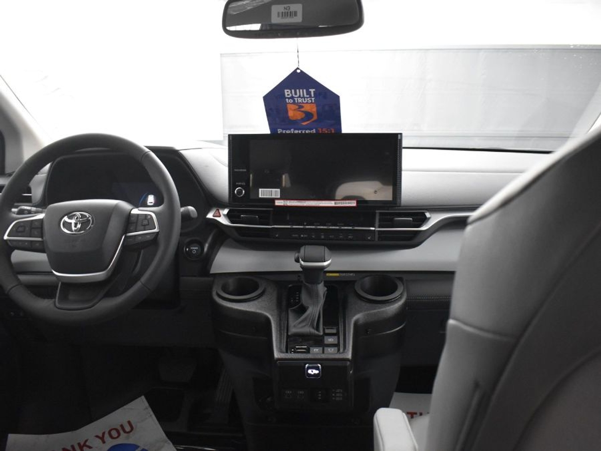 White Toyota Sienna image number 12