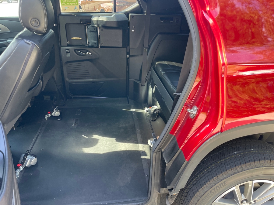 Red Chevrolet Traverse image number 13