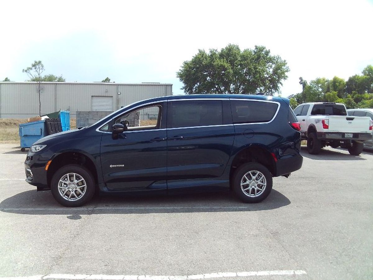 Blue Chrysler Pacifica image number 3